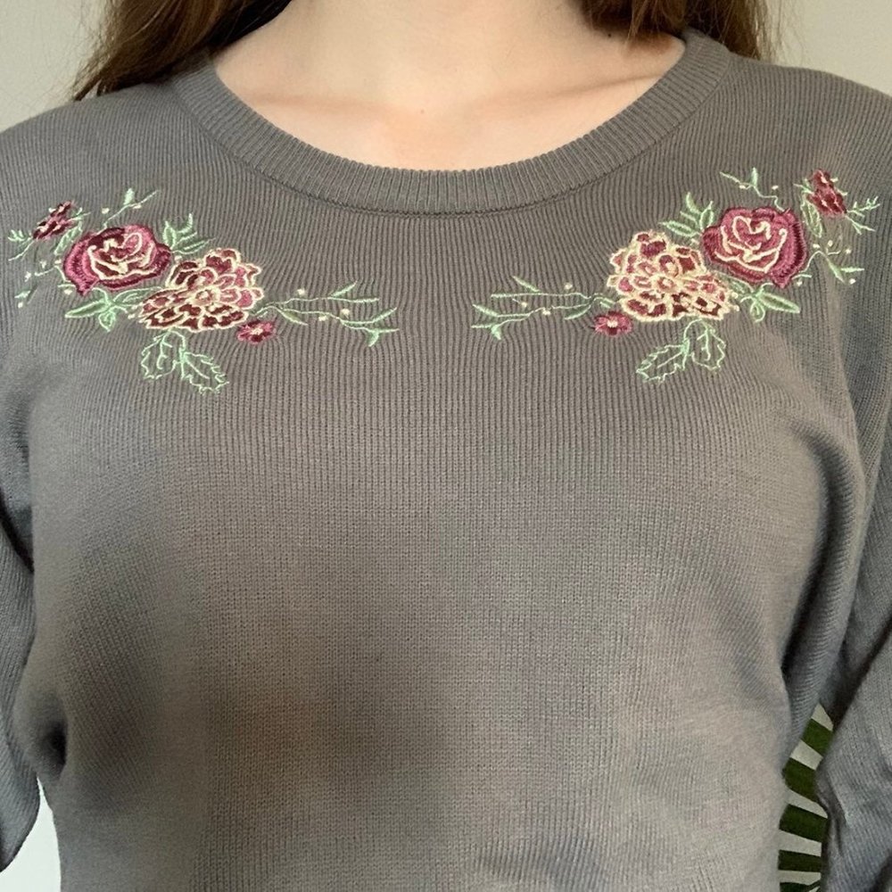 Vintage gray floral embroidered sweater - Picture 4 of 7